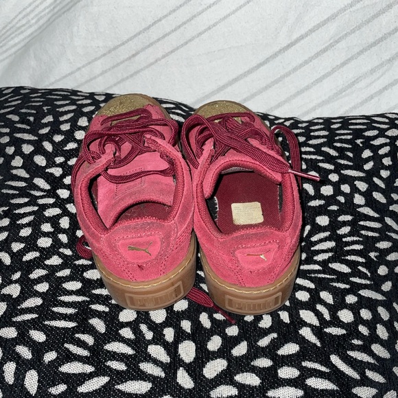 โ๏ธ๐๐PUMA HARIBO SUEDE SHOES W/ GLITTER GOLD TOE - Picture 3 of 6